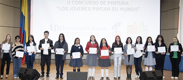 Ganadores de la segunda edición en compañía de docentes y familiares