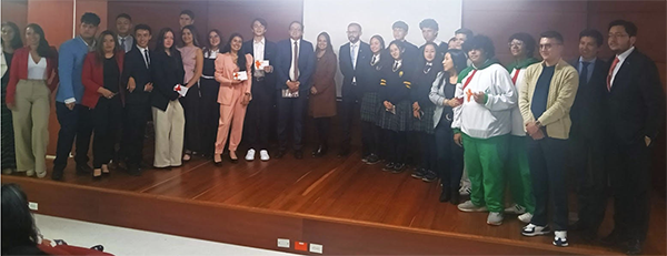 Ganadores y participantes del concurso en compañía de los organizadores y del director de Derecho y Ciencias Políticas