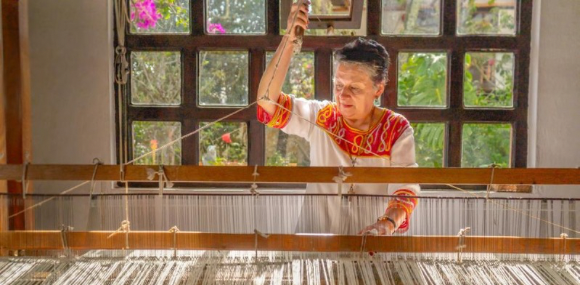 El hilo lo piden desde Bogotá y cuando ya está el rollo de tela, lo envían a lavar allá mismo para su acabado final.