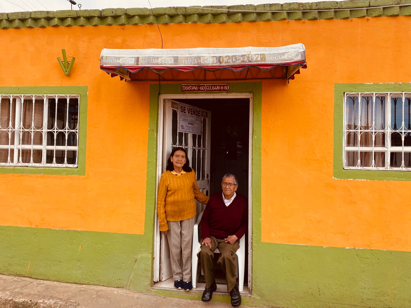Jaime Niño, habitante del barrio Asís, junto a su esposa frente a su vivienda.